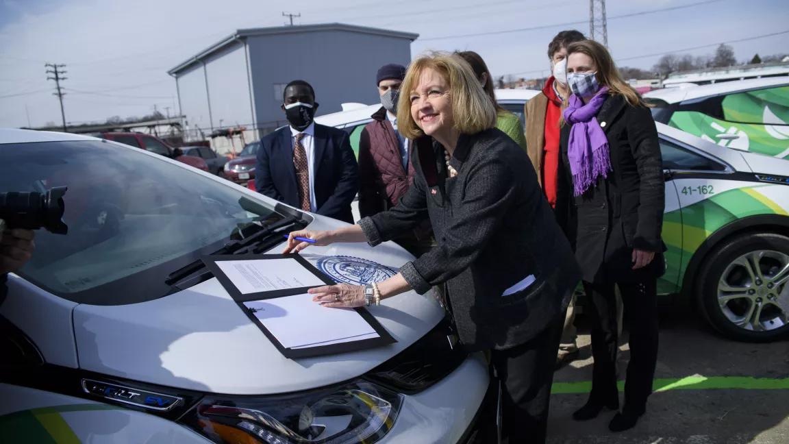 Mayor Lyda Krewson signed an executive order that formally begins St. Louis’ transition to clean electric vehicle (EV) transportation