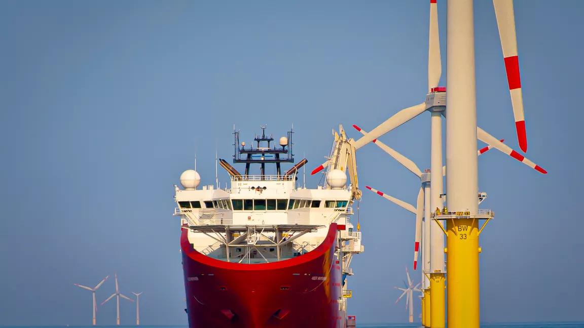 Service vessel docking at an offshore wind turbine
