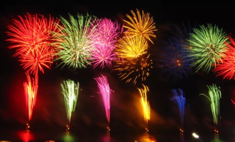 1024px-ColorfulFireworks.png