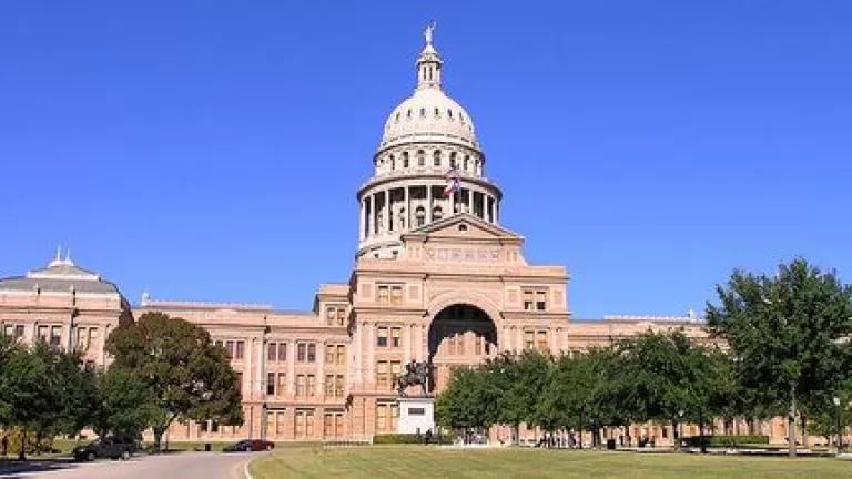 800px-Texas_State_Capitol_building-front_left_front_oblique_view.JPG