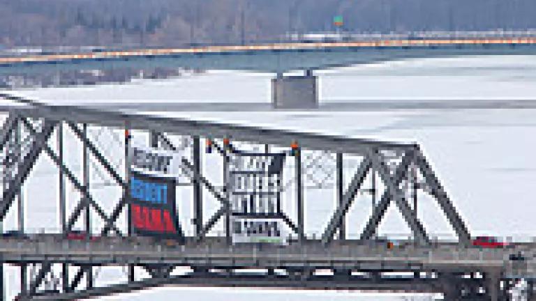 Greenpeace Banner welcomes Obama to Ottawa