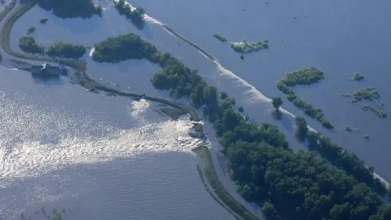 A levee breach on the Mississippi River near Elsberry, Missouri in the 2008 flood. (photo: Jocelyn Augustino/FEMA)