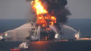 100421-G-XXXXL- 003 - Deepwater Horizon fire.jpg