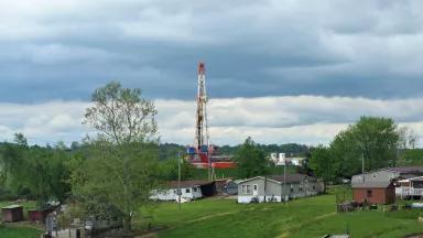 An Antero Resources fracking rig near homes in Beaver, Ohio, in May 2017.