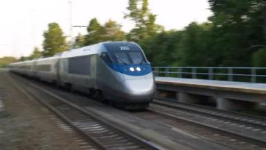 Acela_racing_past_BWI.jpg