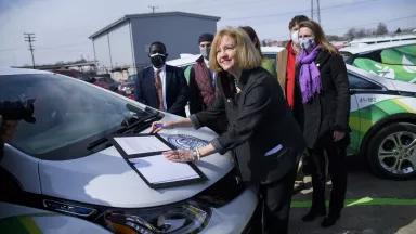 Mayor Lyda Krewson signed an executive order that formally begins St. Louis’ transition to clean electric vehicle (EV) transportation